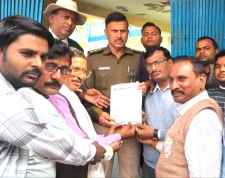 महात्मा फुले पर टिप्पणी से ओबीसी महासभा आक्रोशित : लहार थाने पहुंचकर स्वामी आनंदस्वरूप पर FIR दर्ज कर की कार्रवाई की मांग, दी आंदोलन की चेतावनी