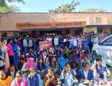 स्वामी विवेकानंद राजकीय महाविद्यालय के स्टूडेंट्स का प्रदर्शन : एग्जाम टाइम बदलवाने की मांग को लेकर प्राचार्य को ज्ञापन,  सर्दी में सुबह 8 बजे की परीक्षा का विरोध