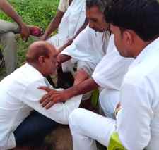 वीडियो न्यूज़ : सरकारी टीचर नशे मे पहुंचा स्कूल :  ग्रामीणों ने पकड़ा तो पैर पकड कर माफ़ी मांगता रहा, ग्रामीणों ने निकाला स्कूल से बाहर