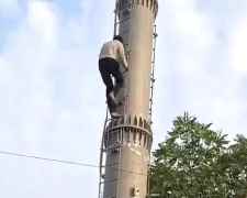 झुंझुनू में मोबाइल टावर पर चढ़ा युवक : टॉवर से चिल्लाता रहा - जिसे दिल से चाहा, उसी ने उसे धोखा दिया, 1 घंटे की मशक्कत के बाद नीचे उतारा