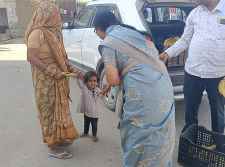 वीडियो न्यूज़ : महाशिवरात्रि पर्व पर वाल्मीकि बस्ती में फलाहार वितरित : नीमकाथाना में भाजपा नेत्री वीरांगना कविता सामोता ने वाल्मीकि बस्ती में किया फलाहार वितरित, नन्ही बच्ची बोली - थैंक्यू