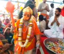 वीडियो न्यूज़ : नीमकाथाना में हनुमान जन्मोत्सव मनाया : महावा 500 महिलाए कलश यात्रा एवं निशान यात्रा में हुई शामिल , हजारों भक्त भंडारे में शामिल