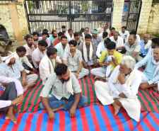 बिजली कर्मी की मौत पर ग्रामीणों का धरना : पापड़ा के ग्रामीणों का उदयपुरवाटी में विद्युत कार्यालय के सामने धरना, नौकरी और मुआवजे की मांग