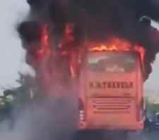 जैसलमेर में चलती AC बस में लगी आग : 20 लोगो की जिन्दा जलने से मौत, 16 लोग गम्भीर हालत में जोधपर रेफर, बस में 57 लोग सवार थे