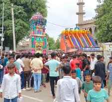 वीडियो न्यूज़ : नीमकाथाना में मोहर्रम पर निकला ताजिया जुलूस : कुरैशियों के मोहल्ले से शुरू होकर कर्बला में हुआ सुपुर्द-ए-खाक, युवाओं ने दिखाए एक से बढ़कर एक करतब,