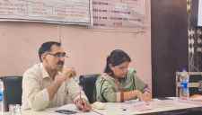 वीडियो न्यूज़ : मंडोली गांव में प्रस्तावित खनन पट्टे का विरोध : प्रस्तावित खनन पट्टे के लिए आयोजित जनसुनवाई में हंगामा, ग्रामीणों उतरे विरोध में; बोले - पहले गांव को विस्थापित करें या खनन बंद करें.