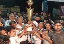 वीडियो न्यूज़ : वीर तेजा गौरव प्रीमियम लीग का पहला खिताफ जाट छात्रावास के नाम : नीमकाथाना में आयोजित फाइनल मैच में अंतिम बॉल पर चौके से टीम की जीत, भामाशाह बोले - प्रतिभाएं आएगी आगे