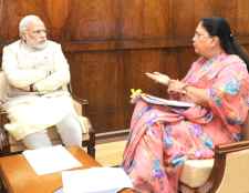 राजे ने PM मोदी से की 20 मिनट चर्चा : CM भजनलाल और वसुंधरा के एक साथ दिल्ली दौरे से सियासी सरगर्मियां तेज, खुशगवार मूड में नजर आई राजे