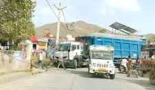 वीडियो न्यूज़ : ओवरलोड डंपर ने बिजली पोल को मारी टक्कर : हादसे में 11 हजार केवी लाइन टूटी, बड़ा हादसा टला, बिजली विभाग के कर्मचारी लाइन दुरस्त करने में जुटे