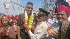 वीडियो न्यूज़ : सेना में अफसर बनकर  गांव पहुंचने पर भव्य स्वागत : नीमकाथाना की एमएसडी स्कूल के निदेशक के बेटे सेना में बने लेफ्टिनेंट, दादा बोले - सभी पौते बने अफसर