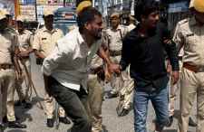 युवक को किडनैप कर मारपीट करने वालों की परेड : लगड़ाते हुए चले, सड़क पर आरोपियों की परेड देखने के लिए सड़क पर जमा हो गई भीड़
