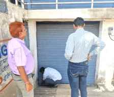 नायब तसीलदार का खाद दुकानों का औचक निरीक्षण : खाद भंडार का गोदाम बंद मिलने पर तत्काल सील, दो को दिए नोटिस, कालाबाजारी पर होगी सख्त कार्रवाई