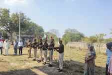 वीडियो न्यूज़ :पुरानाबास के एएसआई रामसहाय बराला का निधन : एएसआई रामसहाय बराला का राजकीय सम्मान के साथ अंतिम संस्कार, बेटे ने  दी मुखाग्नि, ग्रामीणों ने नम आंखों से दी विदाई