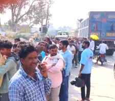 वीडियो न्यूज़ : पाटन में खाद की भारी किल्लत , हाथापाई की नौबत : भीड़ को काबू करने के लिए बुलाई पुलिस, किसान बोले - 3 घंटे में भी नहीं मिल रहा खाद