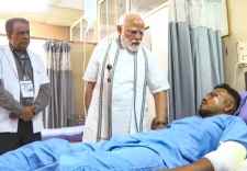 प्रधानमंत्री मोदी ने घायलों की मुलाकात : पीएम मोदी पूर्व सीएम रूपाणी के घर पहुंचे , जीवित यात्री बोला - मुझे मालूम नही मै कैसे बच गया ?