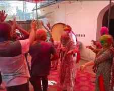 वीडियो न्यूज़ : नीमकाथाना में पुलिस ने मनाई होली  : कोतवाली थाना परिसर में पुलिसकर्मियों ने चंग-ढप की मधुर थाप पर जमकर किया नृत्य