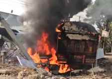 बेकाबू ट्रेलर ने कार को मारी टक्कर : ट्रेलर की टक्कर से कार में लगी आग, 2 स्टूडेंट्स ने कूदकर बचाई जान, पुलिस ने ट्रेलर किया जब्त