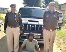 खेतड़ी पुलिस की अवैध शराब तस्करी के खिलाफ कार्रवाई : पुलिस ने एक शराब तस्कर किया गिरफ्तार, स्कॉर्पियो गाड़ी और अवैध शराब बरामद, आरोपी से पूछताछ जारी