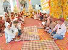 वीडियो न्यूज़ : ठाकुर जी मंदिर में धूमधाम से मनाया होली पर्व : नीमकाथाना में 200 किलो गुलाल व 300 किलो फूल बरसाकर मनाई होली, जमकर धीरके कदम