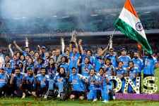 भारतीय विमेंस टीम पहली बार बनी वर्ल्ड चैम्पियन : भारतीय महिला क्रिकेट टीम ने साउथ अफ्रीका को 52 रन से हराकर पहली बार वनडे विश्व कप का खिताब जीता