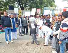 झुंझुनूं में अमेरिका के खिलाफ प्रदर्शन : वेनेजुएला पर अमेरिकी हमले की निंदा की , अमेरिकी राष्ट्रपति डोनाल्ड ट्रम्प का पुतला फूंका