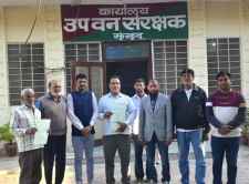 रेंजर के खिलाफ डीएफओ को ज्ञापन : ग्रामीणों ने रेंजर पर विवादित जमीन पर कोर्ट स्टे के बावजूद निर्माण कार्य करवाने का लगाया आरोप