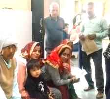 वीडियो न्यूज़ : नीमकाथाना जिला अस्पताल का वीडियो वायरल : वायरल वीडियो में चैम्बर में डॉक्टर नही होने का लगाया आरोप, पीएमओ बोले - डॉक्टर ओपरेशन थिएटर में थे