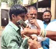 महिलाओ ने Phed JEN को पहनाई चूड़ियाँ : लिपस्टिक भी लगाने की कोशिश की लेकिन .., आरोप - 10 दिन से कॉलोनी में पानी नहीं आ रहा