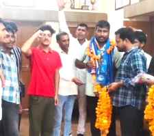 वीडियो न्यूज़ : नव नियुक्त NSUI जिलाध्यक्ष का भव्य स्वागत :  प्रदीप यादव बने है नीमकाथाना के पहले जिलाध्यक्ष, विधायक आवास पर मिठाई खिलाकर दी बधाई