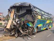 उदयपुर में ट्रेलर में घुसी स्लीपर बस : ड्राइवर - कंडक्टर समेत दो की मौत, 15 यात्री घायल, यूपी से गुजरात जा रही थी बस