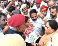 डूडी और कल्ला के निवास पर पहुंचीं पूर्व सीएम : भाजपा नेताओं से वसुंधरा राजे ने किया वादा, कहा- गोचर पुरानी धरोहर है, मुख्यमंंत्री से बात करने मैं साथ चलूंगी