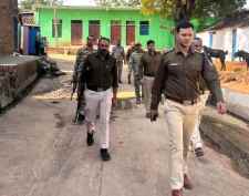 उपचुनाव से पहले पुलिस का फ्लैग मार्च : पुलिस ने लोगों से आदर्श आचार संहिता का पालन करने और प्रशासन का सहयोग करने की अपील की