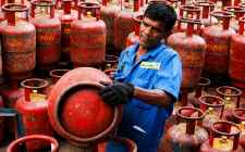 LPG उपभोक्ताओं को बड़ा झटका : घरेलू गैस सिलेंडर की कीमतों में आज से भारी इजाफा, एलपीजी उपभोक्ताओं को देंगे होंगे अतिरिक्त रुपए