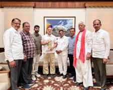 डेलीगेशन ने की राहुल गांधी से मुलाकात : राहुल - प्रियंका ने डेलीगेशन के साथ केंद्रीय सड़क परिवहन और हाईवे मंत्री नितिन गडकरी से की मुलाकात, गडकरी ने दिया आश्वासन