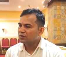 Video : शादीशुदा पुलिसकर्मी कर रहा था दूसरी शादी : भनक लगने पर पहली पत्नी और ससुराल वाले पुलिस लेकर पहुंचे , दूल्हा-दुल्हन छुप गए  बाथरूम में