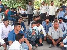 जैसलमेर बस अग्निकांड, मृतकों की संख्या 22 पहुंची : परिजनों को शव सौंपने की प्रक्रिया शुरू, 8 शवों की शिनाख्त, मुआवजा के लिए धरने पर बैठे लोग, राज्य सरकार ने भी किया मुआवजे का ऐलान