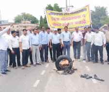 वीडियो न्यूज़ : आक्रोशित वकीलों ने टायर जलाकर किया प्रदर्शन : नीमकाथाना जिला और सीकर संभाग बहाली की मांग , सीकर सहित कई कस्बे पूर्णतया बंद