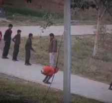 वीडियो वायरल : टीचर ने बच्चों को बनाया मुर्गा बनाया : बच्चो से लगवाई उठक-बैठक , वीडियो हुआ वायरल तो छात्रों ने दिया धरना , टीचर हुआ एपीओ