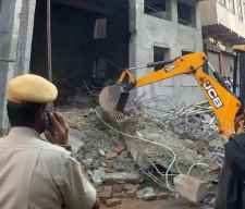 जयपुर में निर्माणाधीन मकान की दीवार गिरी : हादसे में मकान मालिक की मौत, तीन मजदुर दबे, एक को बाहर निकाला, घर में 10 बाद थी शादी