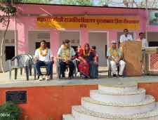 वीडियो न्यूज़ : स्कूली बच्चो संग स्वर्गीय पति का जन्मदिन मनाया : पति के जन्मदिन पर पत्नी ने विद्यालय के बच्चो के लिए 5 हजार एक सौ रुपये की पठन सामग्री और CPU किया भेंट