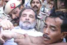 राहुल गांधी को उठाकर ले गई पुलिस : पुलिस ने प्रियंका गांधी -अखिलेश यादव सहित कई हिरासत में लिया ; प्रियंका बोली - वे कायर हैं