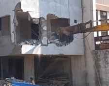 पॉश-इलाके में खतरनाक तरीके से झुकी 5 मंजिला इमारत को गिराया : मालिकों की पुलिस अधिकारियों से हुई तीखी बहस, लगाया आरोप, बुलडोजर एक्शन देखने के लिए जुटी भीड़