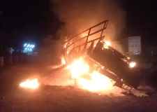 चलते ट्रक की फटी डीजल टंकी. लगी आग : ट्रक ड्राइवर ने कूदकर बचाई जान,  सोप स्टोन पाउडर भरा ट्रक उदयपुर से अहमदाबाद की तरफ जा रहा था