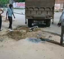 वीडियो न्यूज़ : भूदोली रोड पर गड्डो में फंसा ट्रेक्टर ट्राली : 3 घंटे बाद क्रेन की मदद से निकाला बाहर , लोग बोले - हादसों को निमंत्रण देते गड्डे , प्रशासन ने साधा मौन