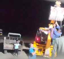 वीडियो न्यूज़ : राजस्थान में माफिया के हौंसले बुलंद : पीड़ित को JCB से उलटा लटकाकर पीटा, गहलोत ने पूछा -  ‘राजस्थान में यह माफिया राज आखिर कब तक चलता रहेगा?
