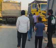 वीडियो न्यूज़ : नीमकाथाना के खोरा गांव में ग्रामीणों में भारी आक्रोश : गुस्साए लोगों ने रोके ओवरलोड डम्पर, ग्रामीणों ने डंपरों से गिरे पत्थर दिखाए, कहा - आए बना रहता है हादसों का डर