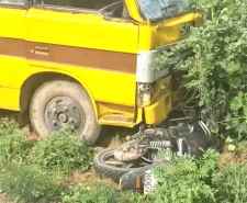 स्कूल बस - बाइक की टक्कर , पिता - पुत्र की मौत : हादसे में महिला घायल , बस ड्राइवर बच्चों को सड़क पर छोड़कर भागा , ग्रामीणों का धरना , कार्यवाही की मांग