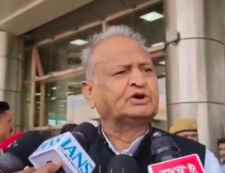 वीडियो न्यूज़ : गहलोत बोले - सीएम सहित मंत्री - विधायक बेटों को सरकार से दूर रखे : पूर्व सीएम गहलोत का सरकार पर तंज, कहा - बेटों को नजदीक लाओगे तो बेटा बिगड़ जाएगा, अच्छे संस्कार दो घर के अंदर