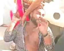 धमकाने आए हिस्ट्रीशीटर को जमकर पीटा : हिस्ट्रीशीटर को महिला - युवकों ने लात-घूंसे, चप्पल और सरिया से पीटा, महिला ने सीने पर पैर रखा, साथी हुए फरार