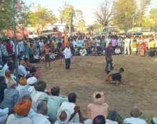 वीडियो न्यूज़ : मेले में उमड़ा आस्था का जनसैलाब : भींवादास बालाजी महाराज के मेले में आयोजित कुश्ती में पहलवानों ने आजमाए दांवपेंच